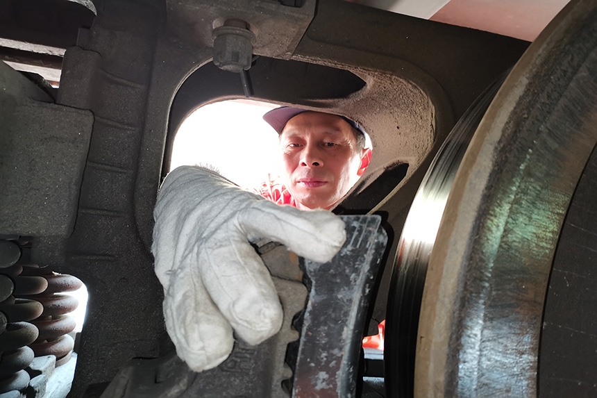 檢車員周志榮正在更換閘瓦。王文奇攝