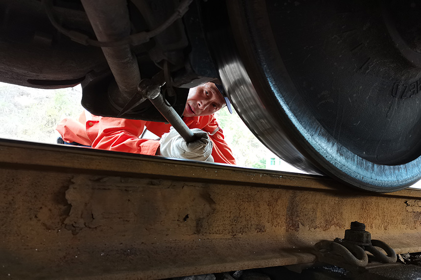 車間檢車員周志榮正在對閘瓦安裝情況進行確認。王文奇攝
