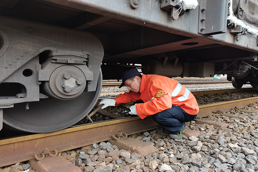 車間檢車員周志榮正在對輪對質量進行檢查。王文奇攝