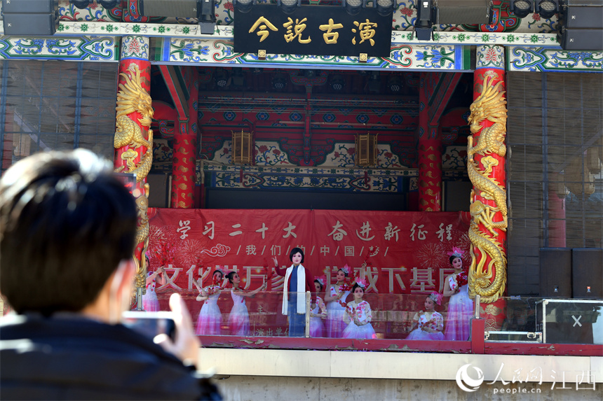 游客們在戲臺前欣賞贛劇演出。 人民網 時雨攝