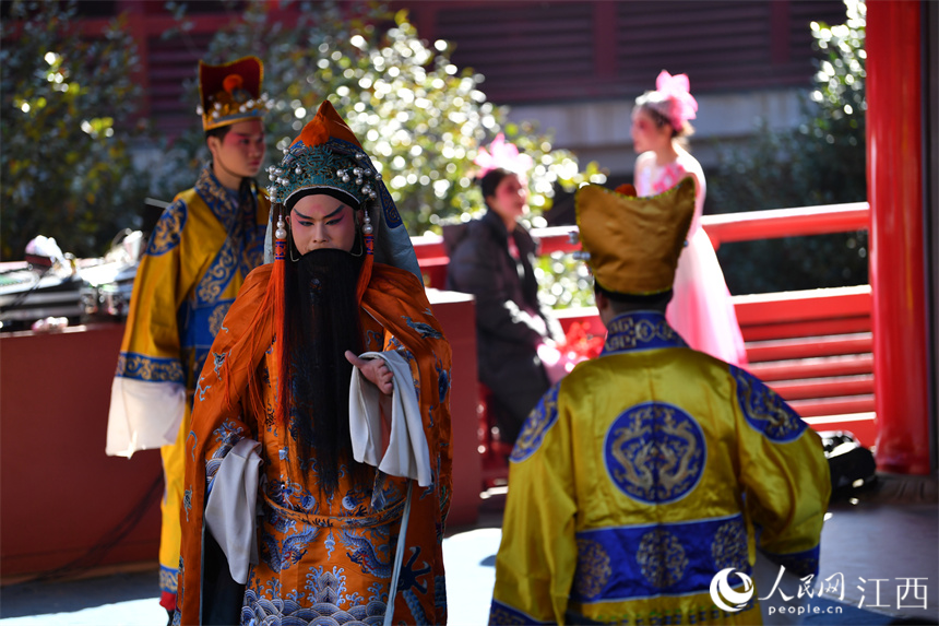 贛劇演員正在戲臺上表演。 人民網 時雨攝