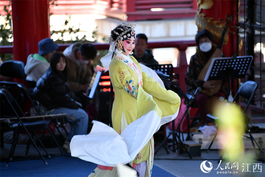 贛劇演員正在戲臺上表演。 人民網 時雨攝