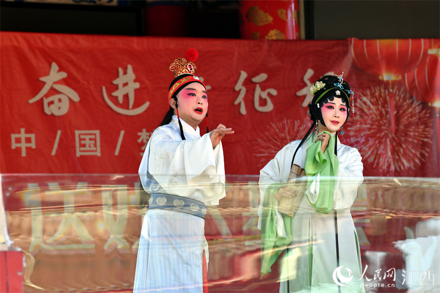 贛劇演員正在戲臺上表演。 人民網 時雨攝