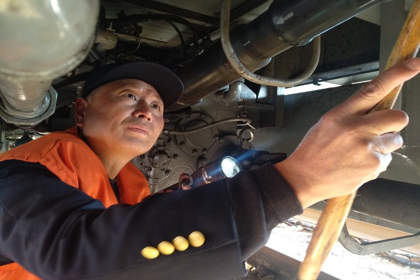 褚丹邱作出車前的檢查確認。陳岷勝攝