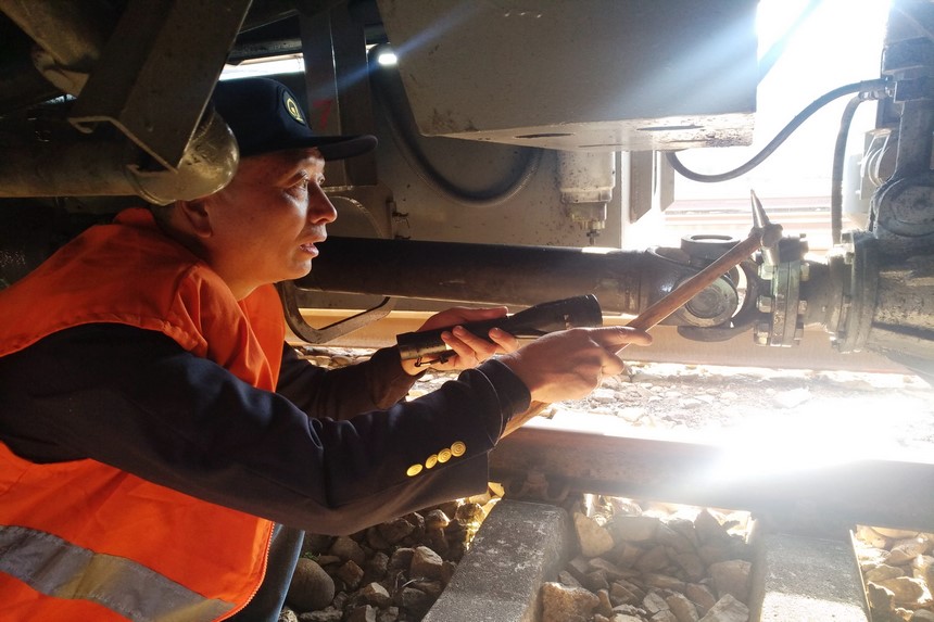 褚丹邱作出車前傳動部位的檢查。陳岷勝攝