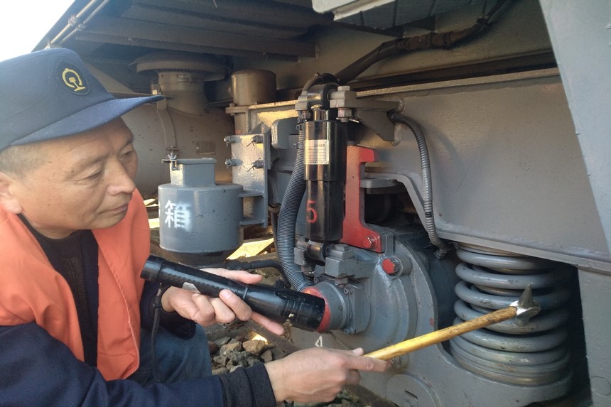 褚丹邱作出車前的走行部位檢查。陳岷勝攝