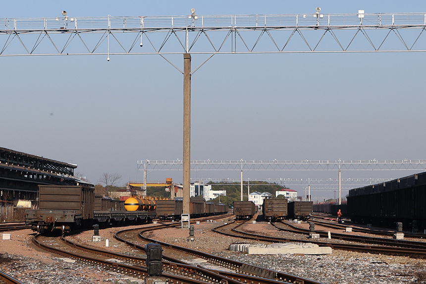 中國鐵路南昌局集團有限公司鷹潭編組場，多趟春耕物資專列蓄勢待發。劉東攝