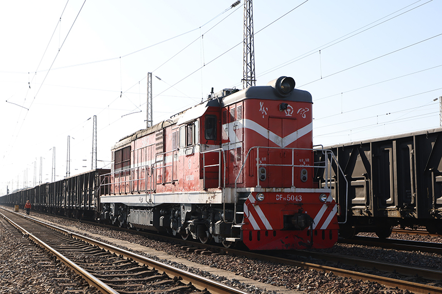 中國鐵路南昌局集團有限公司鷹潭機務段調機正進行春耕物資專列編組作業。劉東攝