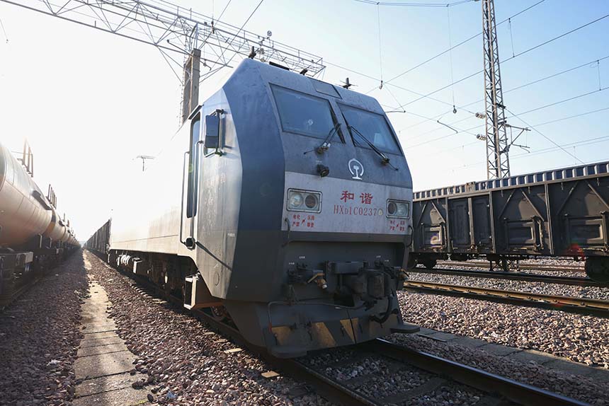 中國鐵路南昌局集團有限公司鷹潭機務段春耕物資專列正點開車，確保春耕物資盡早送到農民手中，不誤農時。劉東攝