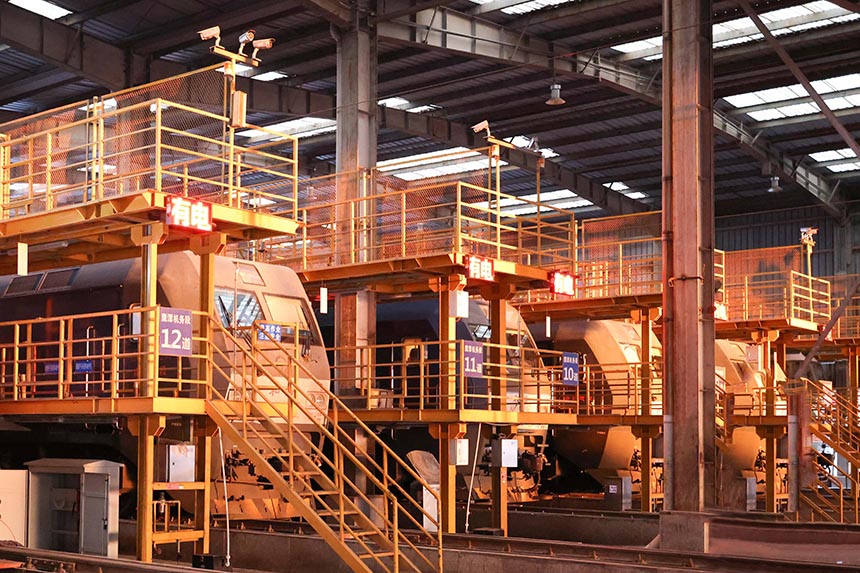 中國鐵路南昌局集團有限公司鷹潭機務段整備場機車完成整備作業，準備“出征”牽引春耕物資專列。徐文文攝