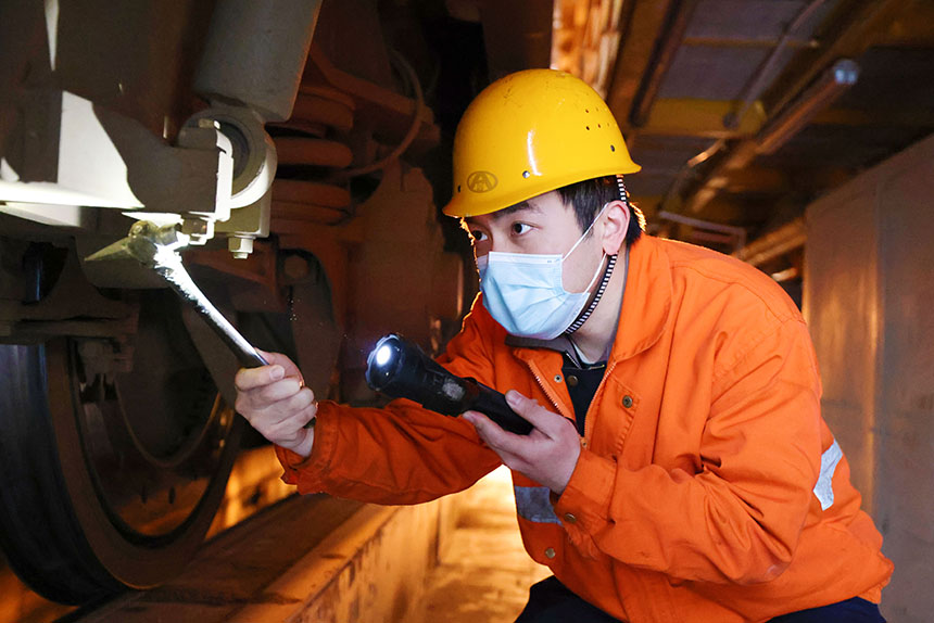 中國鐵路南昌局集團有限公司鷹潭機務段機車鉗工檢查機車走行部，為春耕物資運輸提供優質動力。徐文文攝