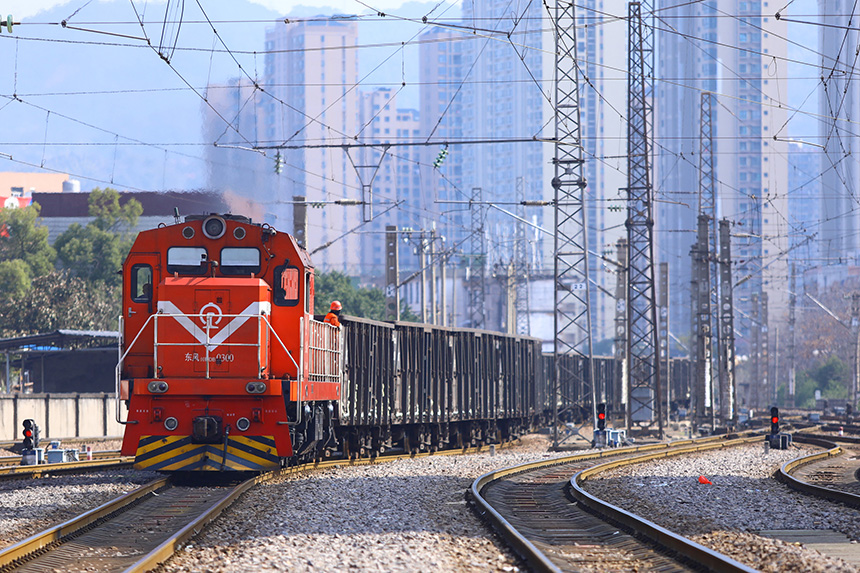 調車機車正在推送車輛進入廠礦。于永生攝