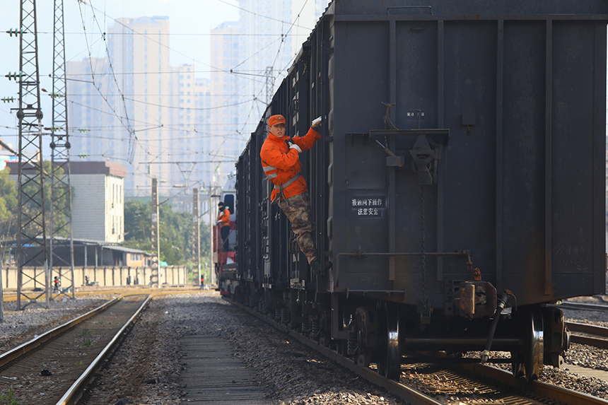 調車員正在進行車輛連掛作業。于永生攝