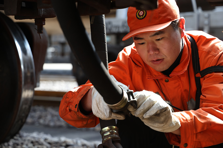 連結員正在連接風管。 張海根攝
