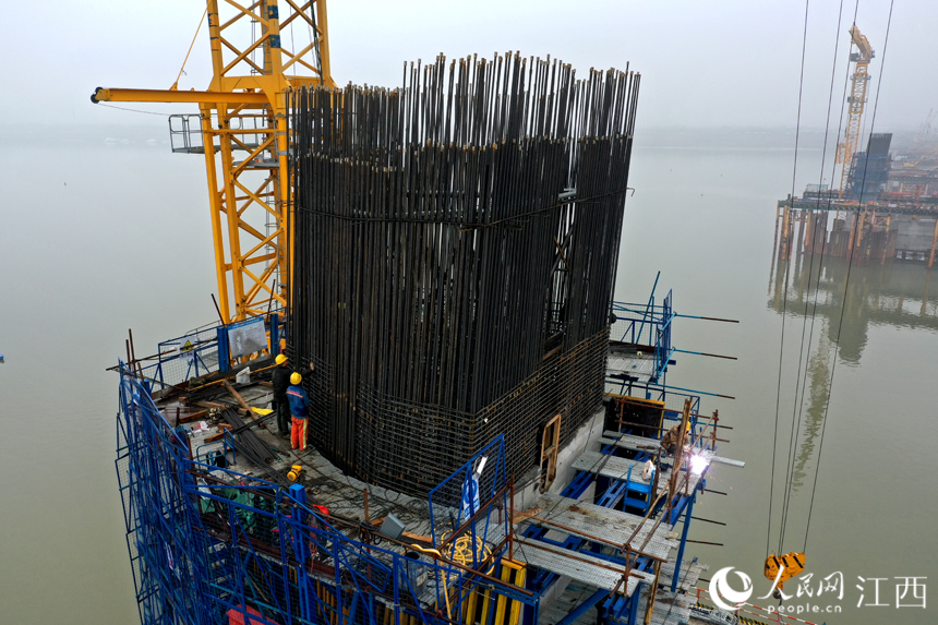 施工人員放棄元宵節與家人團聚的機會，奮戰在施工一線。 人民網 時雨攝