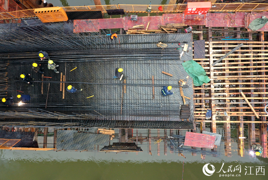 施工人員放棄元宵節與家人團聚的機會，奮戰在施工一線。 人民網 時雨攝