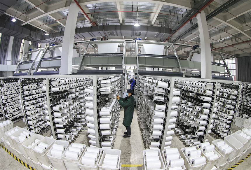 工人們正鉚足干勁趕制訂單。吳江攝