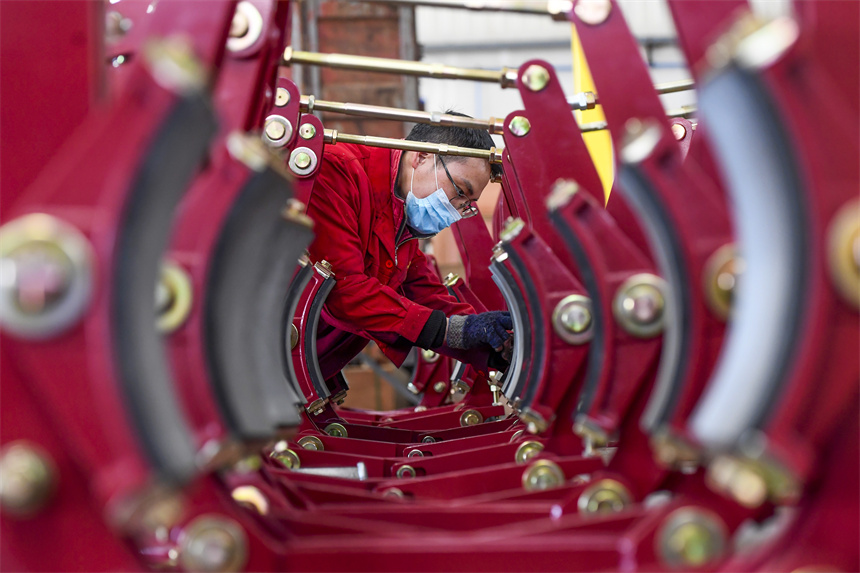 員工正在生產車間趕制銷往海外市場的制動器產品。周亮攝
