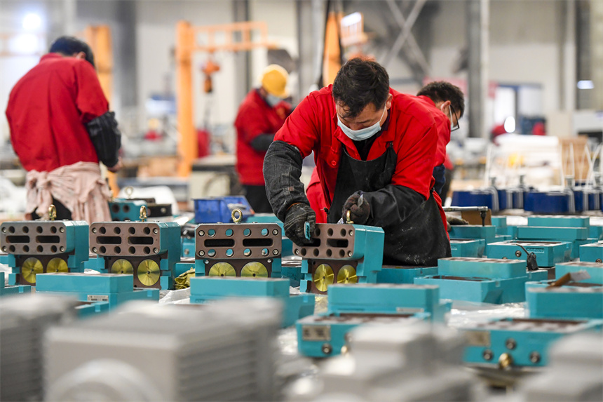 員工正在生產車間趕制銷往海外市場的制動器產品。周亮攝