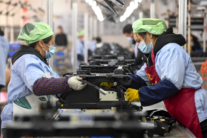 員工正在生產車間趕制電動輪椅車。周亮攝