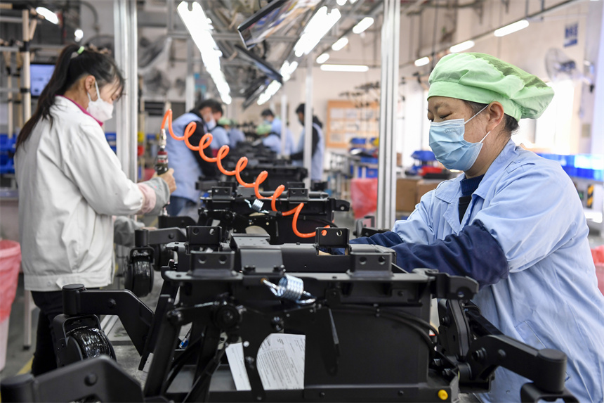 員工正在生產車間趕制電動輪椅車。周亮攝