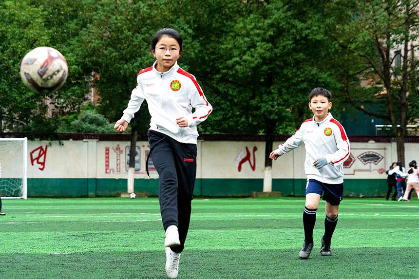 2月13日，在永新縣子珍小學操場上，學生在練習足球。劉秀平攝