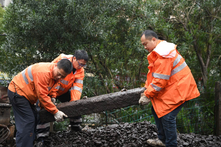 中國鐵路南昌局集團有限公司福州電務段職工搬回固定電源線的枕木。姜振濤攝
