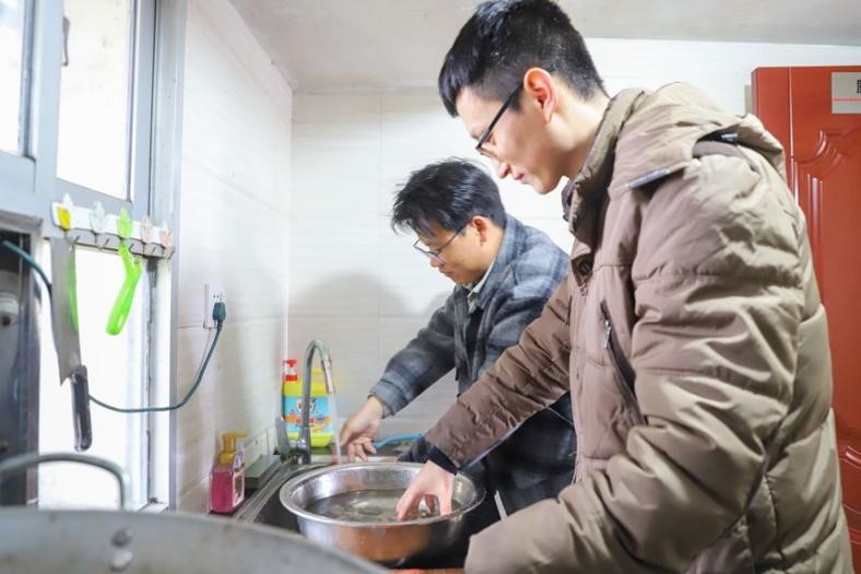 青年職工正在洗菜,為晚飯做準備。吳志祥攝