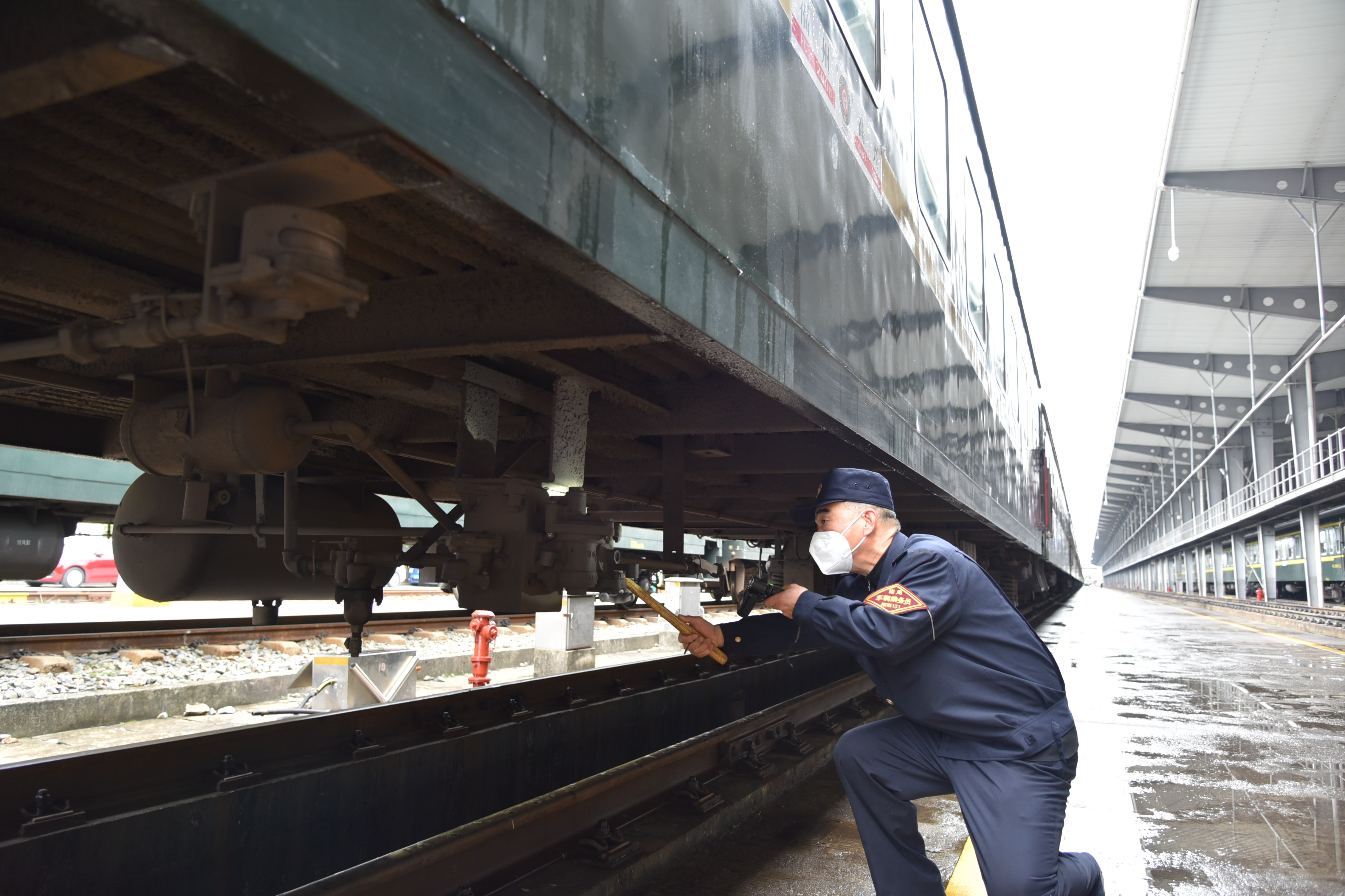 梁建雄正在檢查列車閥體。劉斌攝