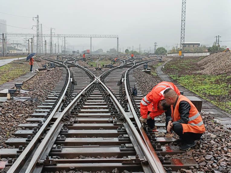 中國鐵路南昌局集團有限公司福州電務段職工在保養鐵山洋站鐵路信號設備。陳勇攝