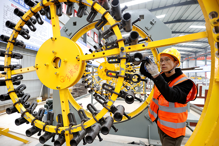 工人在加緊施工，全力推進項目建設進度。?陳福平攝