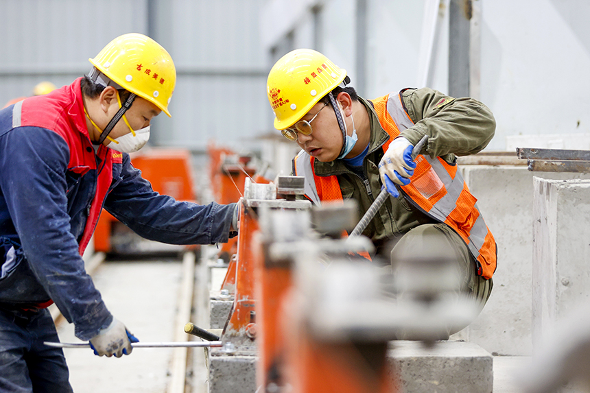 工人在加緊施工，全力推進項目建設進度。?陳福平攝