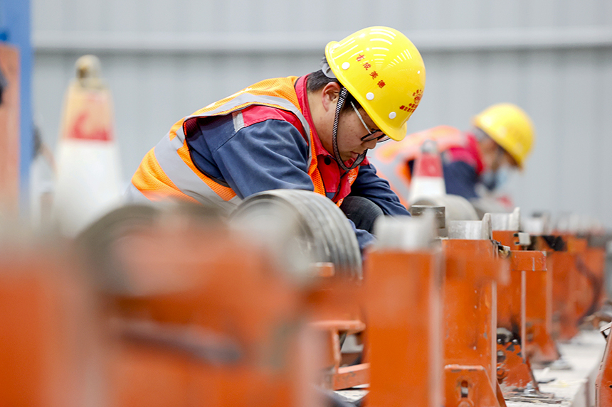 工人在加緊施工，全力推進項目建設進度。?陳福平攝