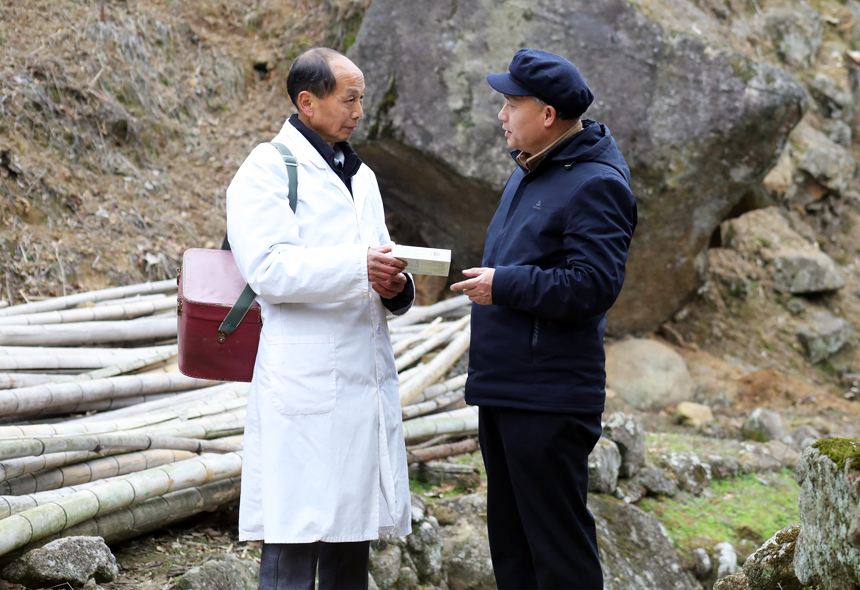 路遇咨詢者鐘樹新向其講解醫藥常識。何賤來攝