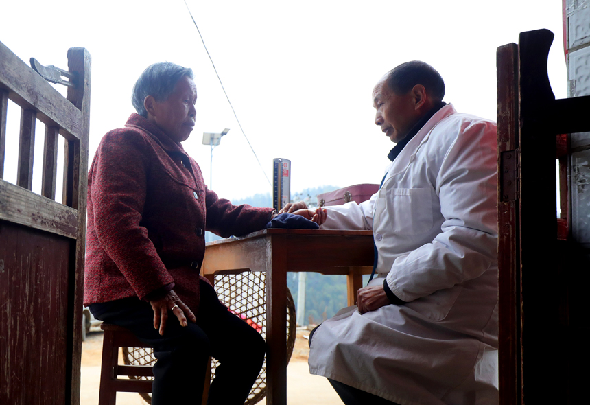 鐘樹新為村民把脈。何賤來攝