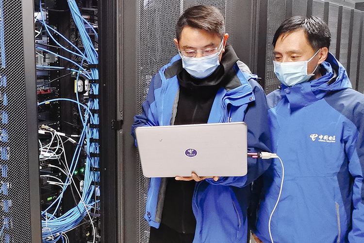 宗強在工作中（左一）。受訪者供圖