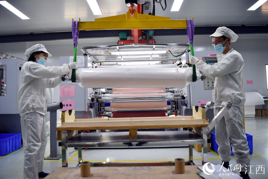 工人將超薄電子銅箔成品吊裝下線準備打包裝箱。 人民網 時雨攝