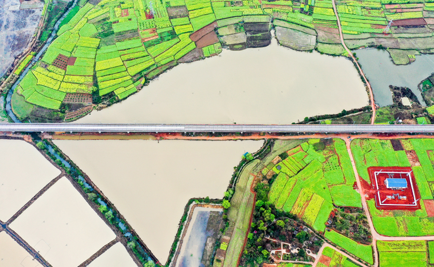 航拍鏡頭下，一條新建的昌景黃高鐵線從村莊穿過。鮑贛生攝