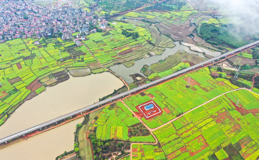 航拍鏡頭下，一條新建的昌景黃高鐵線從村莊穿過。鮑贛生攝