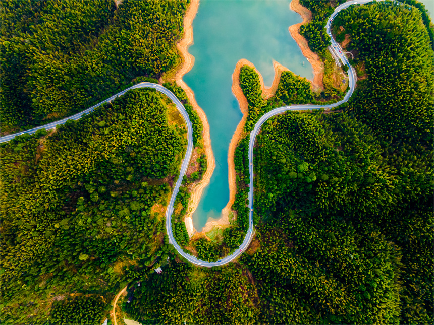 四通八達的公路路網串聯起青山綠水，美不勝收。徐斌攝