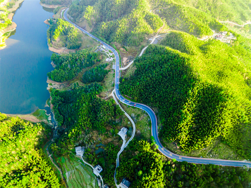 四通八達的公路路網串聯起青山綠水，美不勝收。徐斌攝