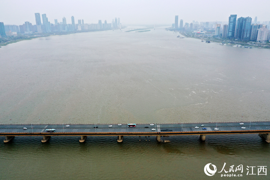 25日贛江南昌段實況，裸露的灘涂被淹沒在水下。人民網 時雨攝