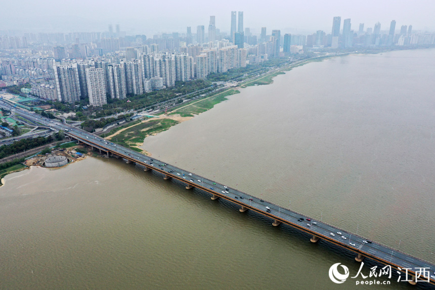 25日贛江南昌段實況，裸露的灘涂被淹沒在水下。人民網 時雨攝