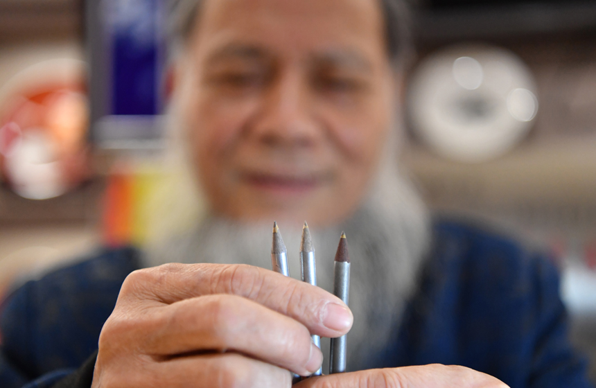 刻瓷前，李強檢查鑿釘。 人民網 時雨攝