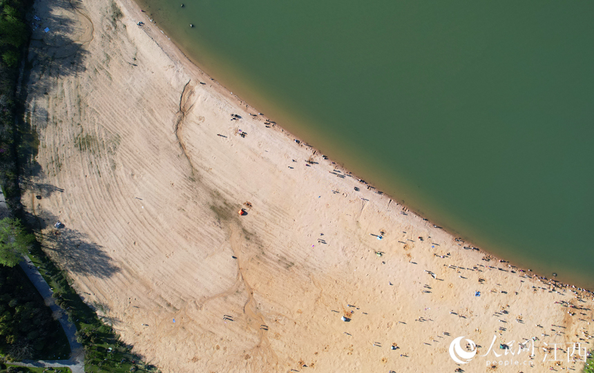湖邊沙灘吸引眾多市民前來游玩。人民網 毛思遠攝