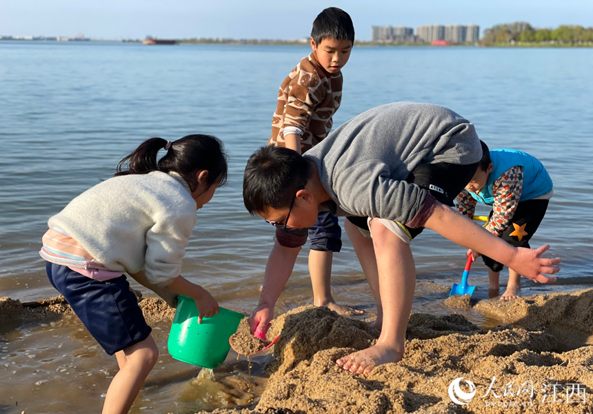 湖邊沙灘吸引眾多市民前來游玩。人民網 毛思遠攝