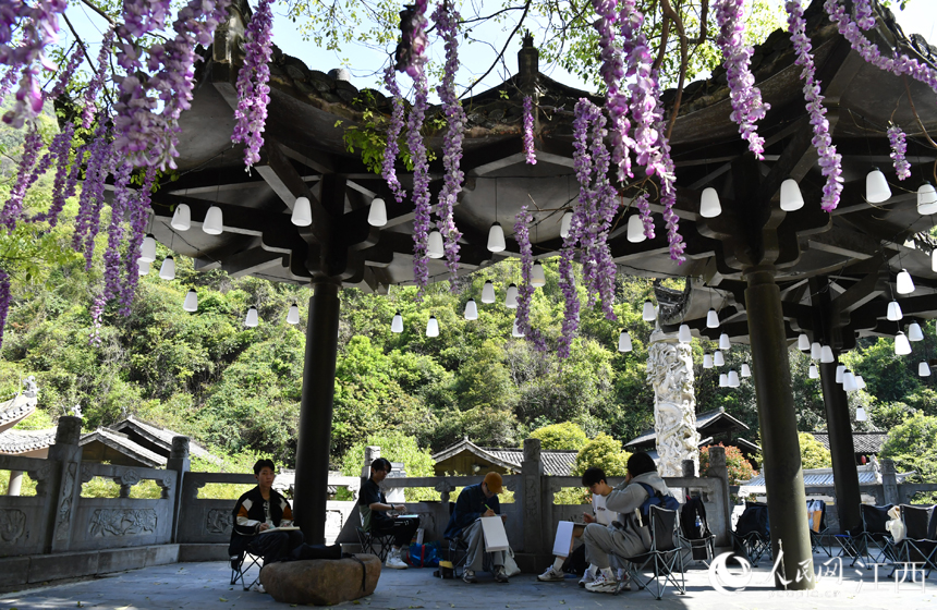 美術院校的學生正在大覺山的綠水青山間寫生。 人民網 時雨攝
