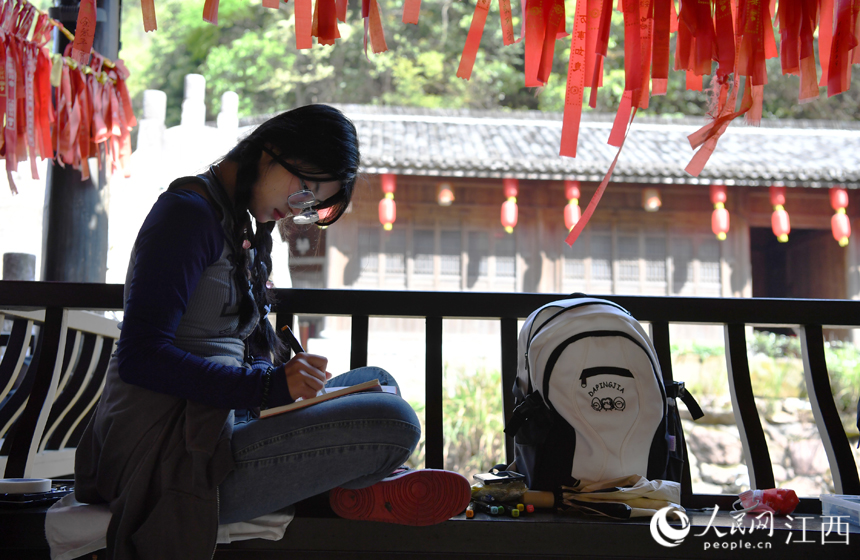 美術院校的學生正在大覺山的綠水青山間寫生。 人民網 時雨攝