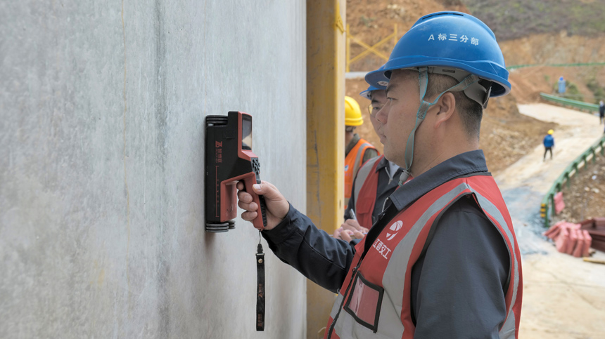 技術人員檢測薄壁墩鋼保。寧儒攝