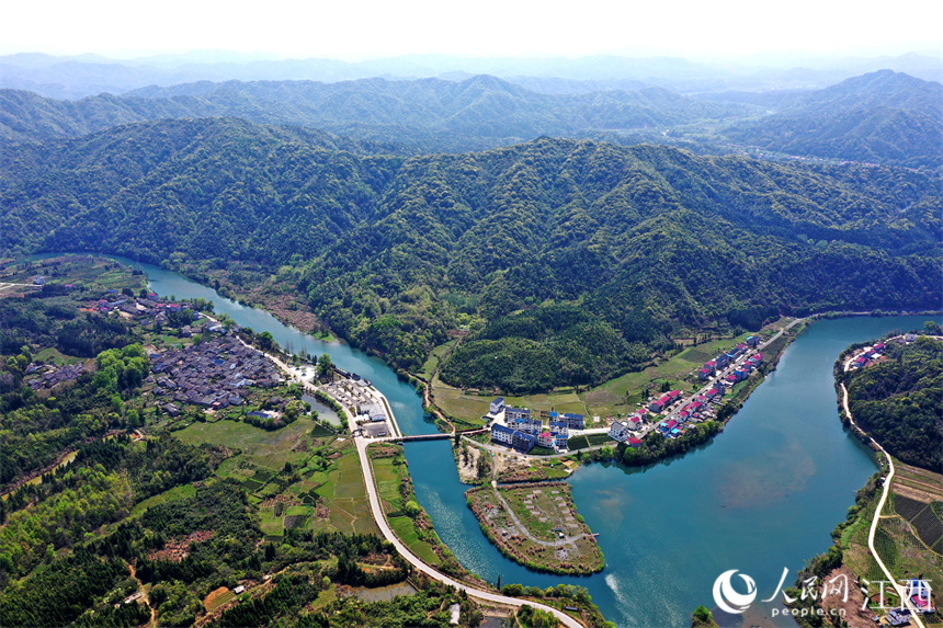滄溪村臨水依山、環境優美、風光旖旎。 人民網 時雨攝